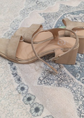 Bej Süet Tokalı Kadın Topuklu Ayakkabı - Görsel 3