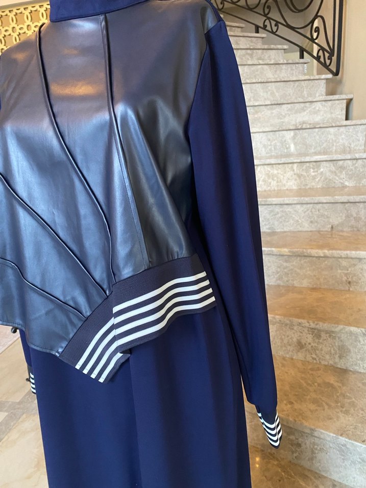 Drapeli Yüksek Yakalı Lacivert deri detaylı elbise 2 beden 44/46 - Görsel 3