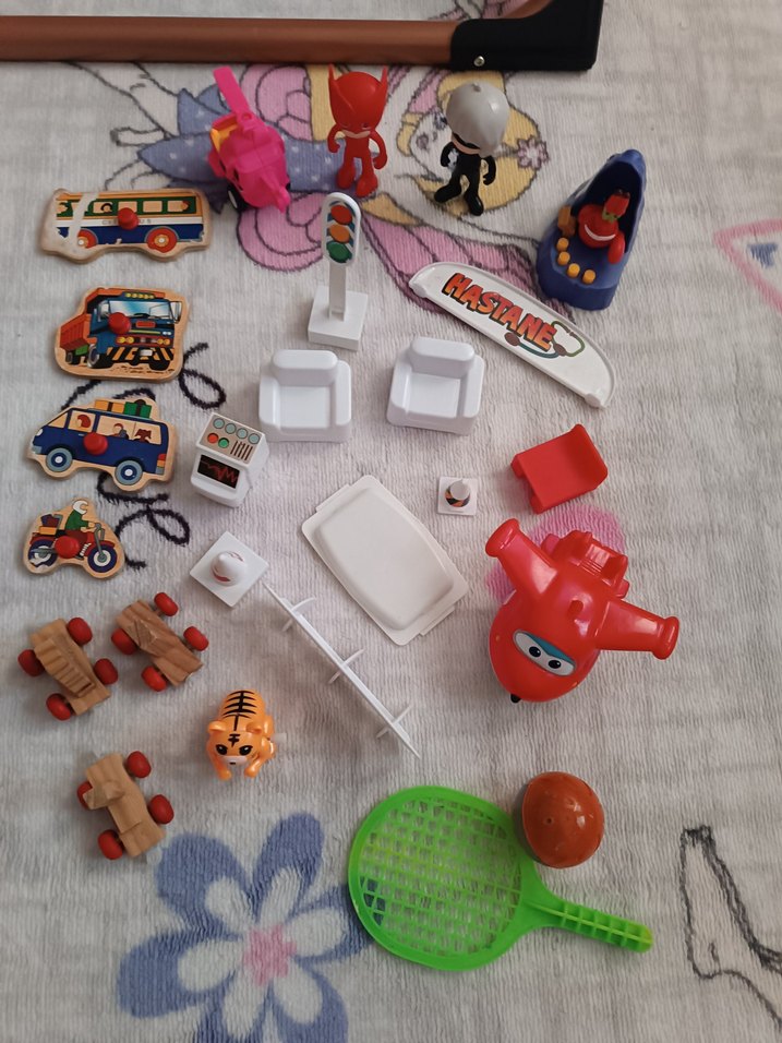 Renkli Çeşitli Oyuncak Seti - Görsel 2