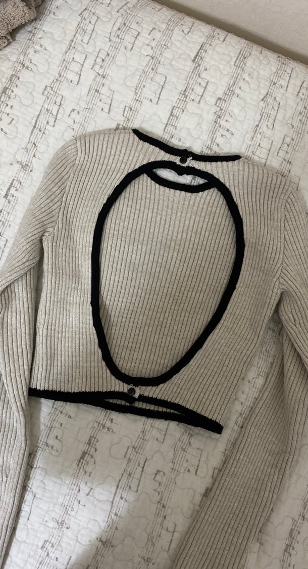 bershka sırtı açık triko crop kazak - Görsel 2