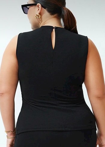 Siyah Yüksek Yakalı Kolsuz Üstü - Görsel 3