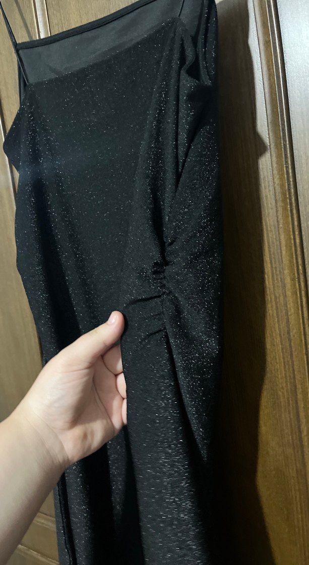 Siyah Drapeli Midi Askılı Elbise - Görsel 3