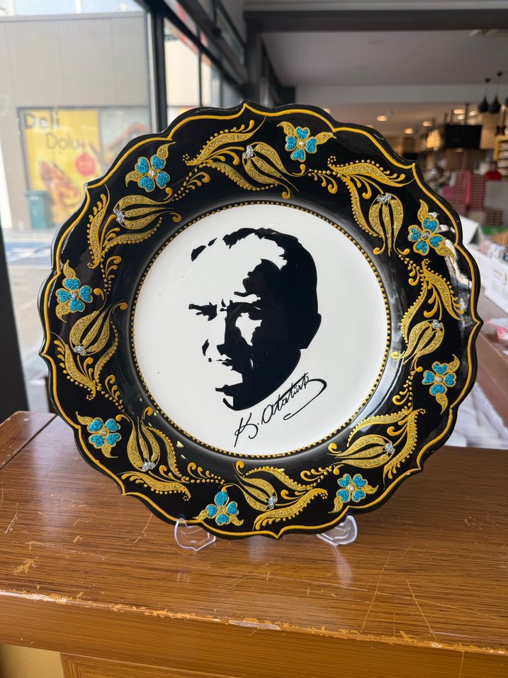 Atatürk Baskılı Kırmızı Siyah Çini Tabak - Görsel 4