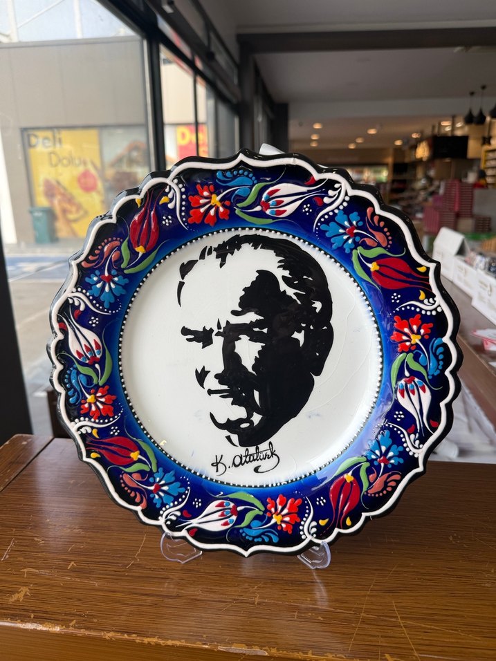 Atatürk Baskılı Kırmızı Siyah Çini Tabak - Görsel 3