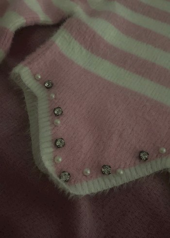 Pembe Çizgili İnci Detaylı Kısa Triko Kazak - Görsel 2