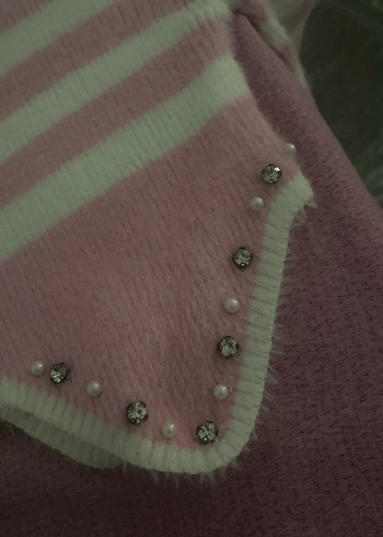 Pembe Çizgili İnci Detaylı Kısa Triko Kazak - Görsel 3