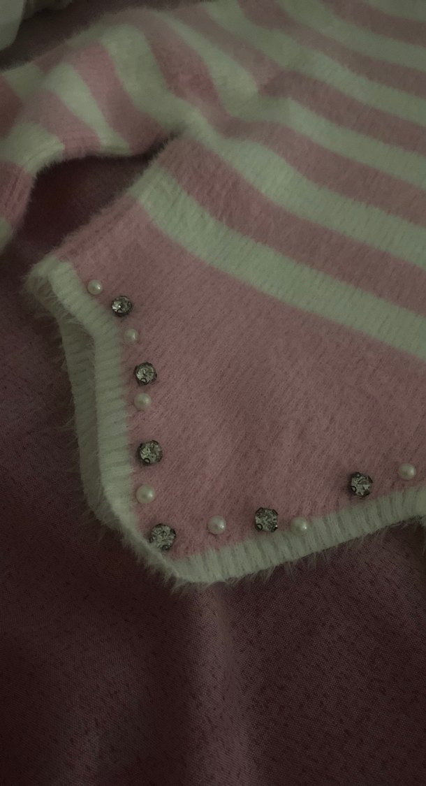 Pembe Çizgili İnci Detaylı Kısa Triko Kazak - Görsel 2