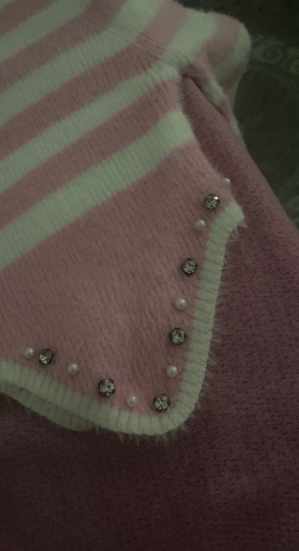 Pembe Çizgili İnci Detaylı Kısa Triko Kazak - Görsel 3