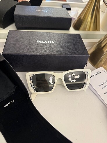 Prada Güneş gözlüğü