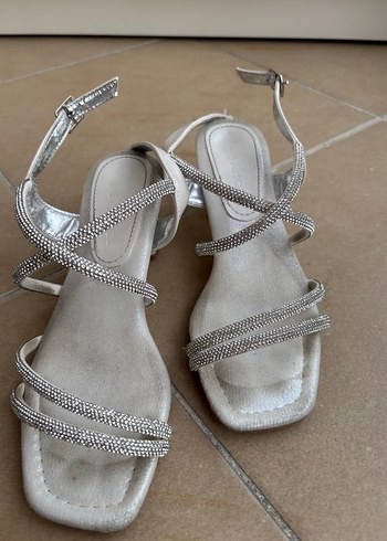 Beyaz Tokalı Blok Topuklu Abiye Ayakkabı - Görsel 4