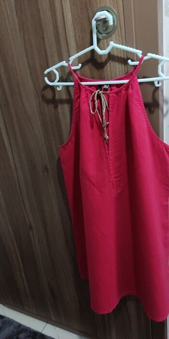 Kırmızı elbise 