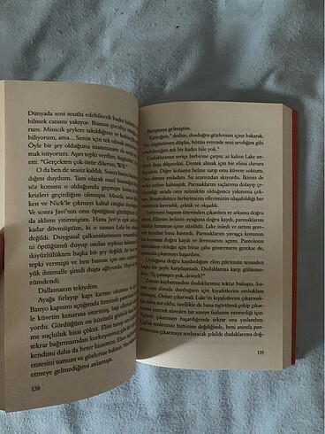 Beden Colleen Hoover-Kim bu kız?