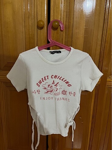 beyaz yan dekolteli crop