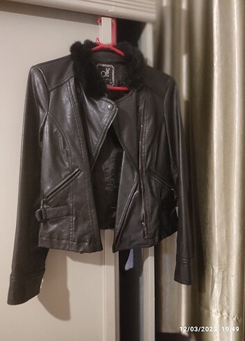 Koton kısa siyah yakası kürklü deri ceket 