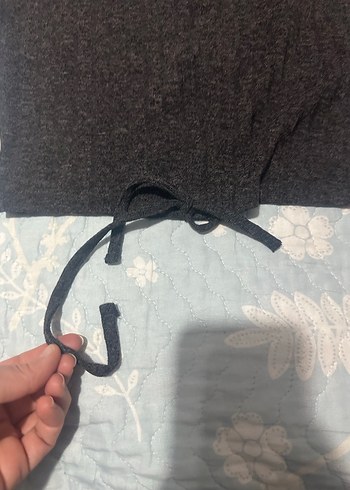 V Yaka Kısa Kollu Gri Örgü Crop Top büzgülü - Görsel 3