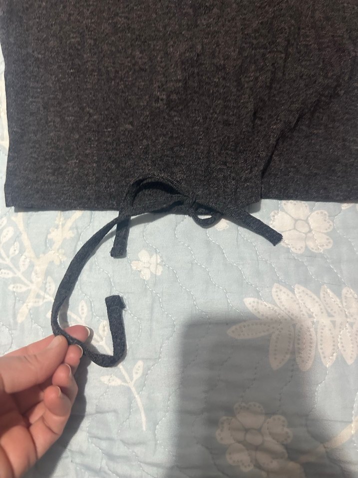 V Yaka Kısa Kollu Gri Örgü Crop Top büzgülü - Görsel 3