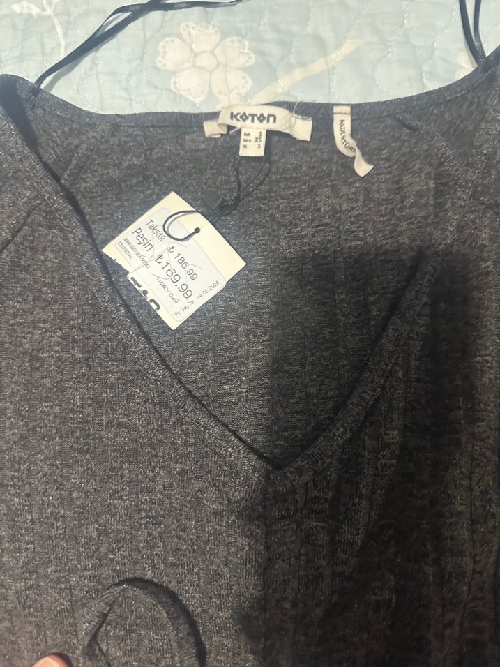 V Yaka Kısa Kollu Gri Örgü Crop Top büzgülü - Görsel 4