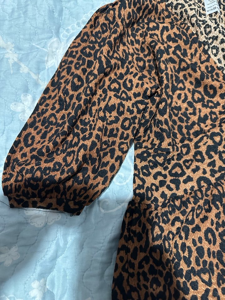 Leopar Desenli V Yaka Kadın Bluz - Görsel 2