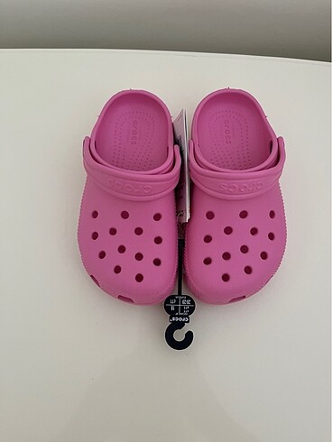 Pembe crocs c11 28-29 numaradır. Orjinal crocs etiketli üründür