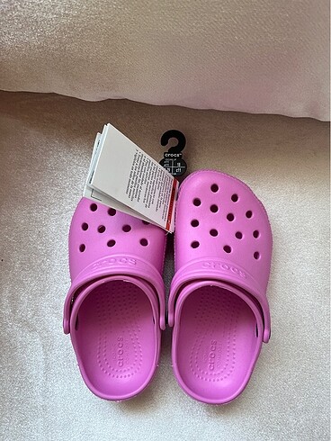 28 Beden Pembe crocs c11 28-29 numaradır. Orjinal crocs etiketli üründür