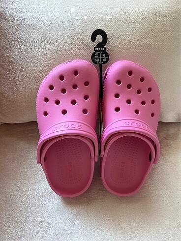 28 Beden pembe Renk Pembe crocs c11 28-29 numaradır. Orjinal crocs etiketli üründür