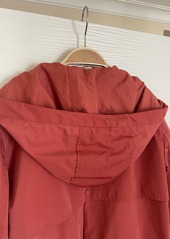 MANGO somon rengi uzun ince kapüşonlu mont - Görsel 4