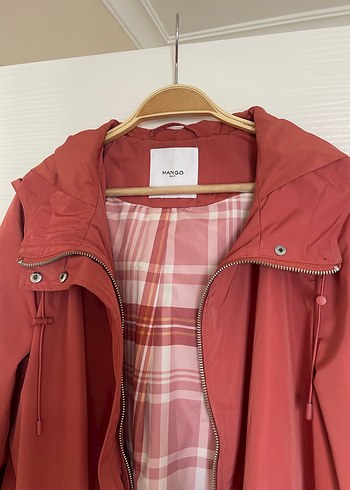 MANGO somon rengi uzun ince kapüşonlu mont - Görsel 2