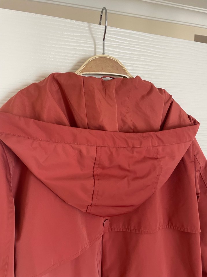 MANGO somon rengi uzun ince kapüşonlu mont - Görsel 4