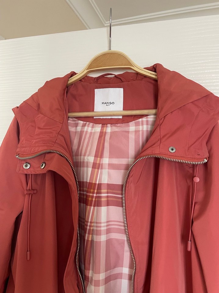 MANGO somon rengi uzun ince kapüşonlu mont - Görsel 2