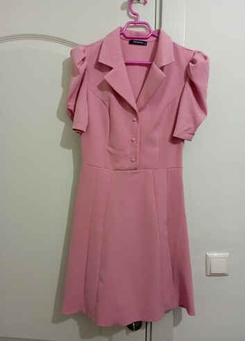 Pembe kısa elbise