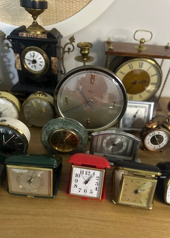 Koyu Gri Masa ve Duvar Saatleri Koleksiyonu - Görsel 2