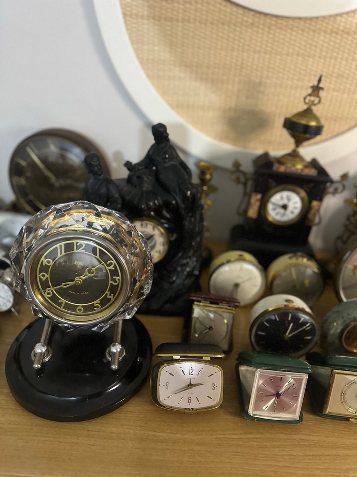 Koyu Gri Masa ve Duvar Saatleri Koleksiyonu - Görsel 4