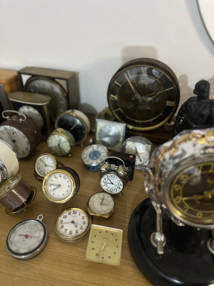 Koyu Gri Masa ve Duvar Saatleri Koleksiyonu - Görsel 5