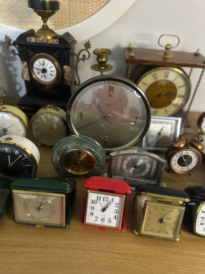 Koyu Gri Masa ve Duvar Saatleri Koleksiyonu - Görsel 2