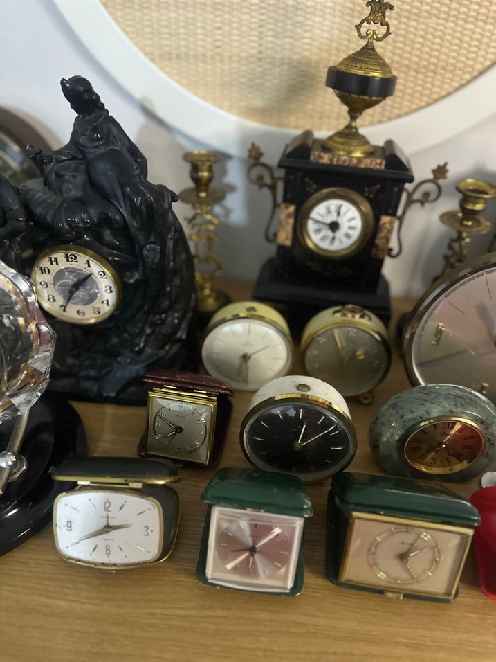 Koyu Gri Masa ve Duvar Saatleri Koleksiyonu - Görsel 3