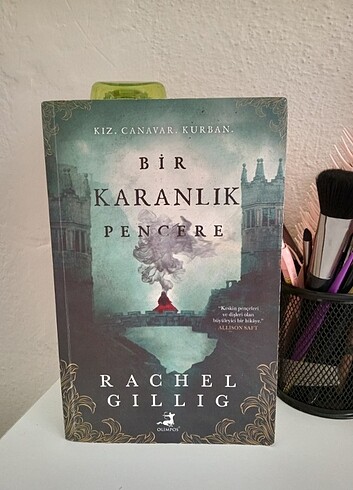 Bir karanlık pencere 