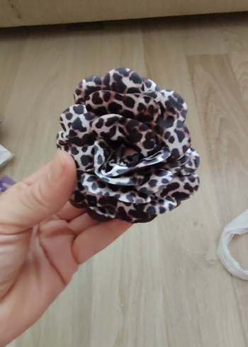 leopar desenli gül şekilli saç tokası