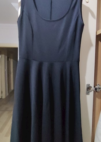 siyah Piliseli Uzun Kolsuz Elbise - Görsel 2