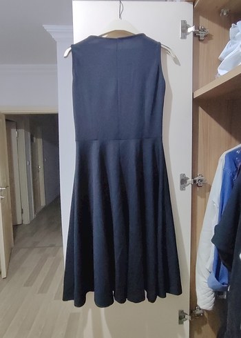 siyah Piliseli Uzun Kolsuz Elbise - Görsel 4