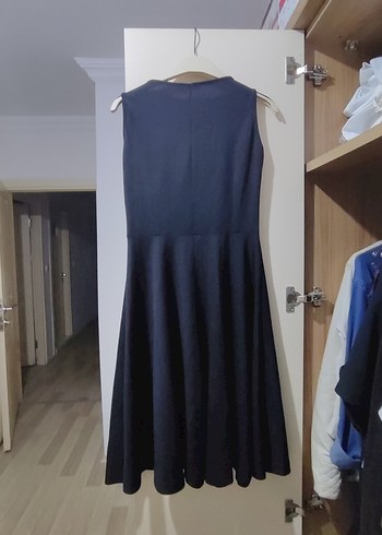 siyah Piliseli Uzun Kolsuz Elbise - Görsel 5