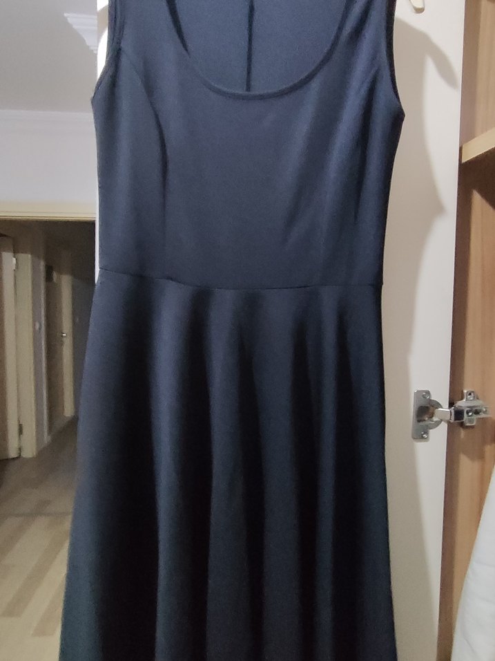 siyah Piliseli Uzun Kolsuz Elbise - Görsel 2