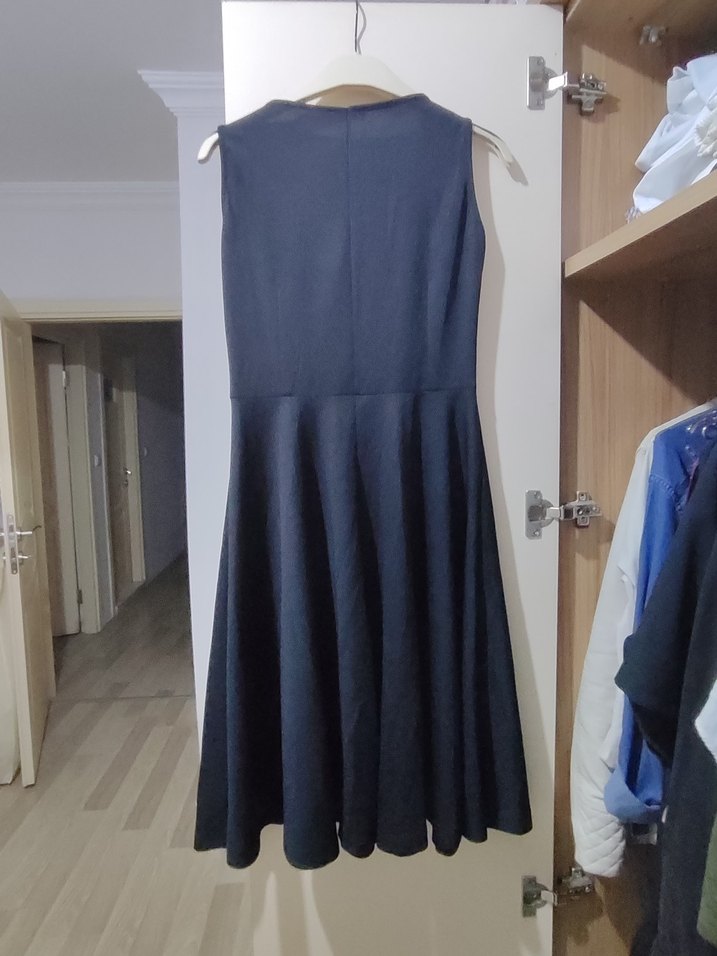 siyah Piliseli Uzun Kolsuz Elbise - Görsel 4