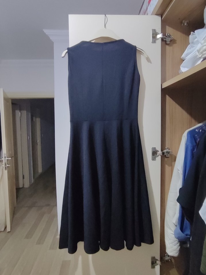 siyah Piliseli Uzun Kolsuz Elbise - Görsel 5