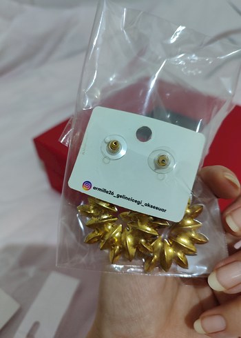 Altın Renkli Mini Pullu Küpe - Görsel 5