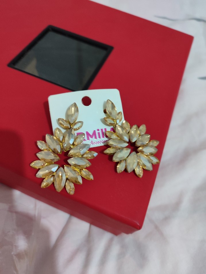 Altın Renkli Mini Pullu Küpe - Görsel 2