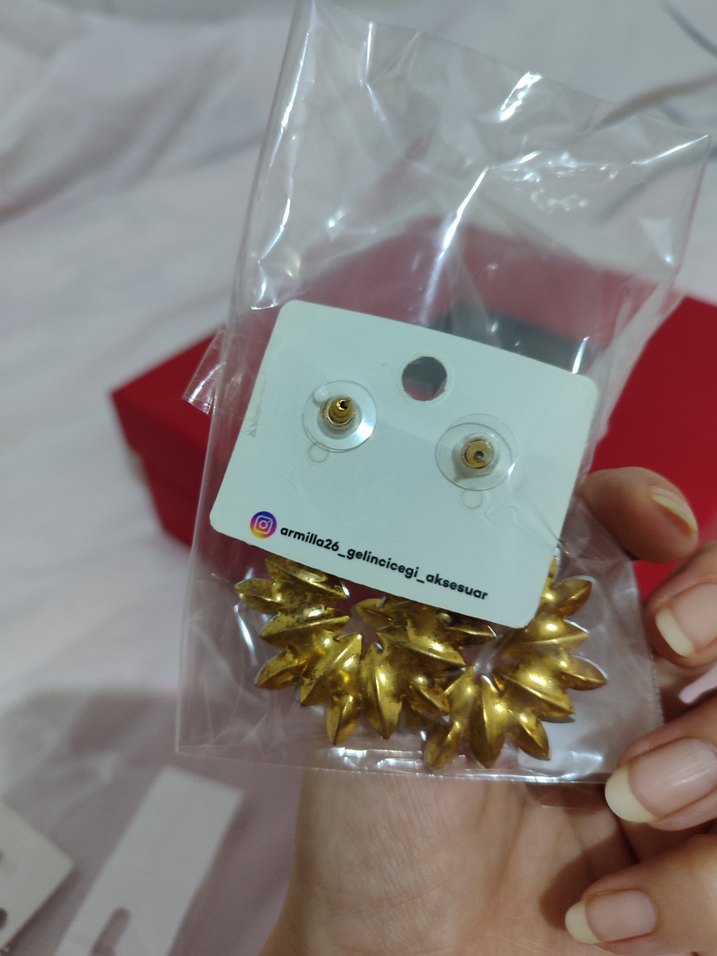 Altın Renkli Mini Pullu Küpe - Görsel 5