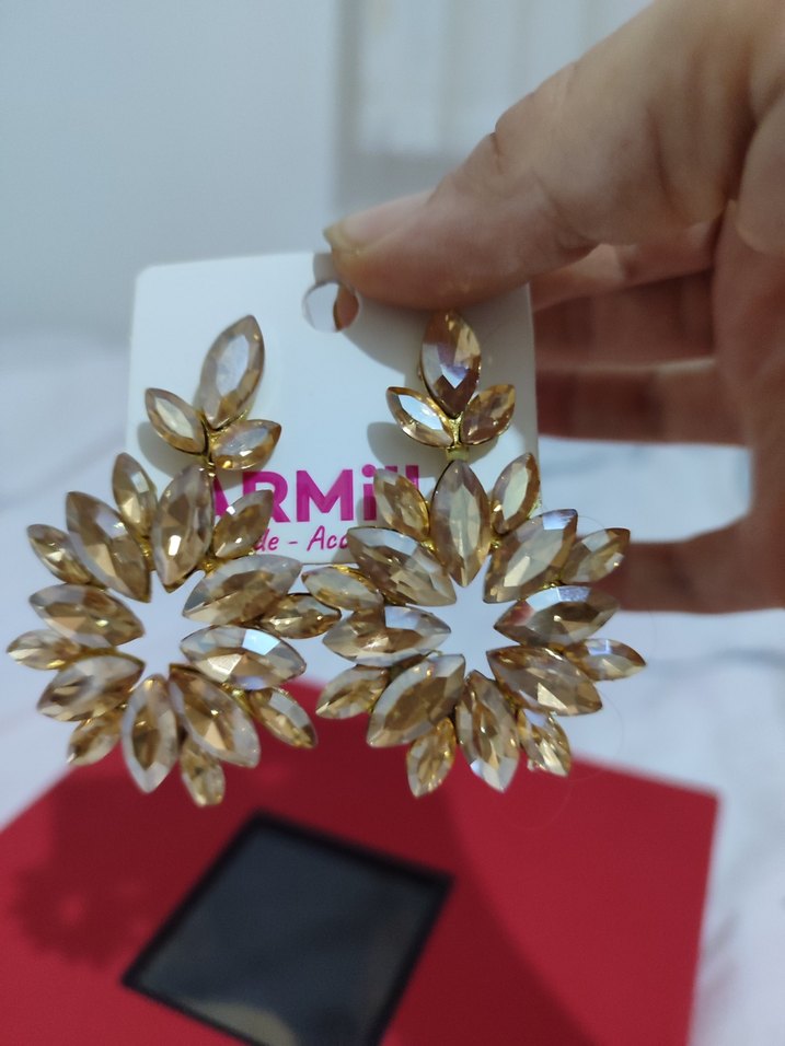 Altın Renkli Mini Pullu Küpe - Görsel 3