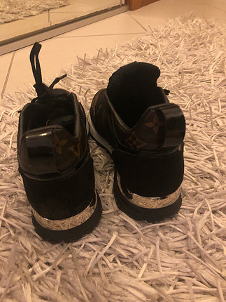 37 Beden siyah Renk LV sneaker no 36 ama no 37 ye uygun