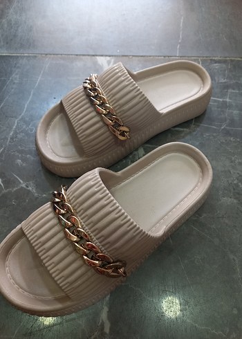 37 Beden Zincir Detaylı Bej Kadın plastik Terlik
