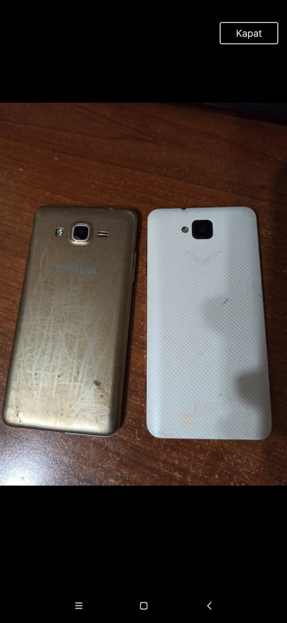 Beyaz ve Gri İki Android Telefon - Görsel 2